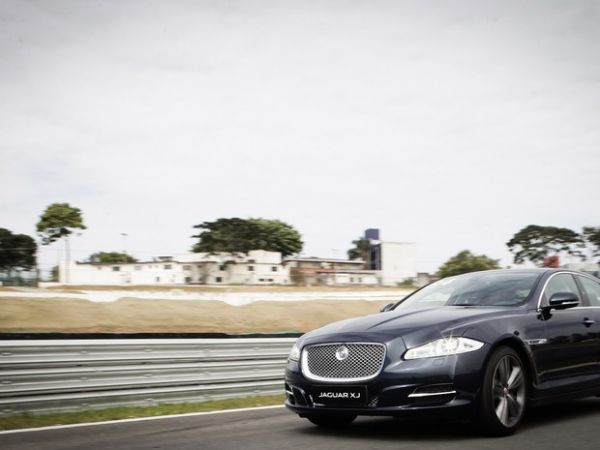 Diretor da Jaguar confirma produo de SUV de luxo