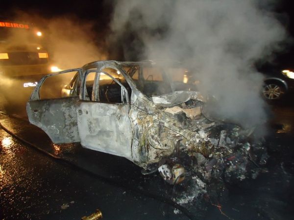 Carros pegam fogo durante acidente, casal morre e 2 ficam feridos em SC