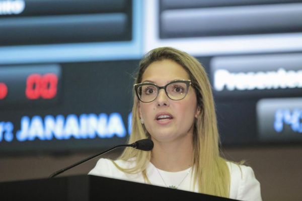 Janaina Riva ainda avalia filiao ao PMDB, mas defende o partido