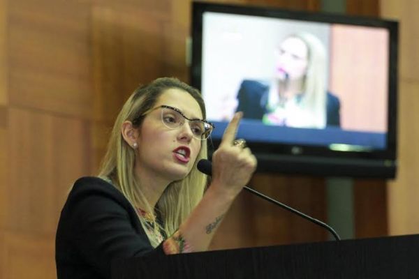 Janaina Riva anuncia mudana de postura e resolve disparar crticas ao governo