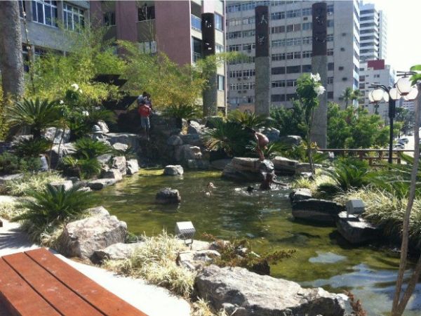 Crianas tomam banho em lago do Jardim Japons, em Fortaleza