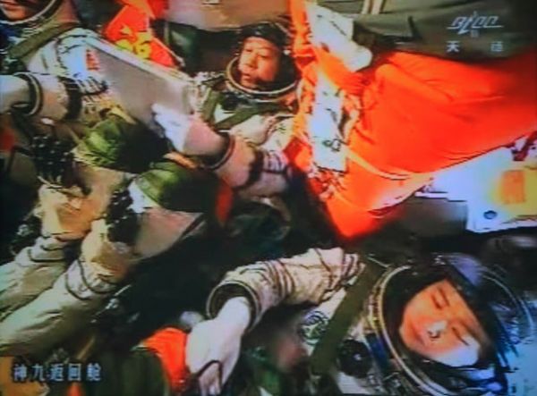 China divulga foto de misso espacial com sua primeira astronauta mulher