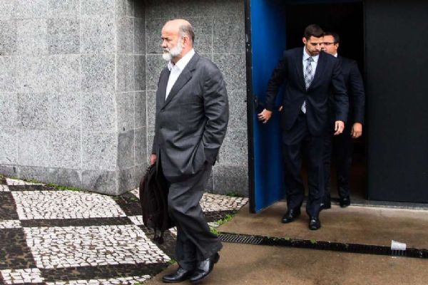 Aps prestar depoimento, o tesoureiro do PT, Joo Vaccari Neto, deixa a sede da Superintendncia da Polcia Federal em So Paulo