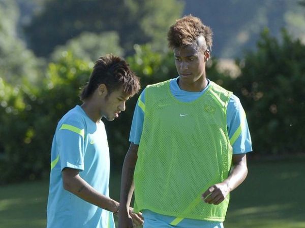 Menino parecido com Neymar foi atrao em treino da Seleo