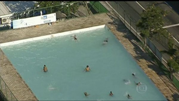 Imagens mostram jovens invadindo piscina em vila olmpica no Rio