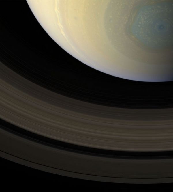 Misteriosa formao hexagonal de Saturno ganha imagem em cores