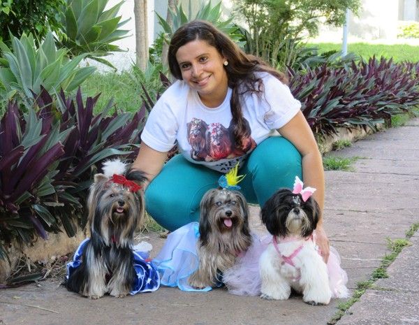 A jornalista Kelly Simes fantasia as cachorras Nina, Bibi e gatha para bailes de carnaval de bichos no DF