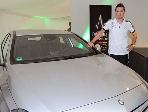 Klose posa ao lado de carro da patrocinadora da seleo