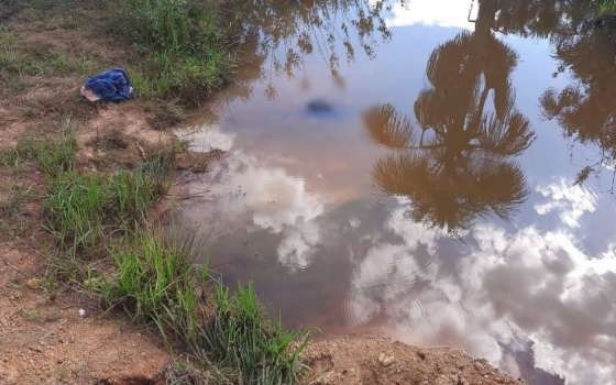 Corpo de homem  encontrado boiando em lago perto de estrada
