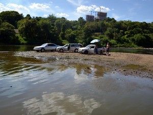 Com nvel do rio baixo, 3 carros puderam chegar ao banco de areia