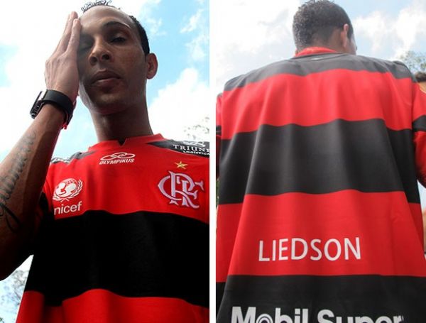 Com seu primeiro salrio, Liedson teve que comprar camisa do Flamengo em parcelas; agora, em 2012, ele chegou com status de jogador que pode escolher seu nmero