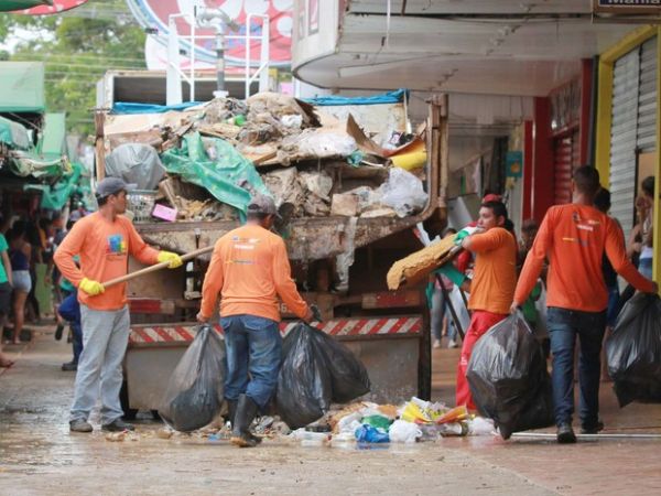 Homens da Semsur iniciaram limpeza na parte central de Rio Branco