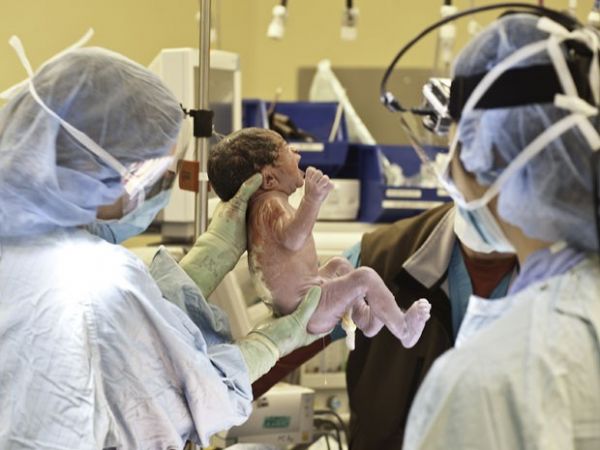 Hospital dos EUA transmite cesariana em tempo real pelo Twitter