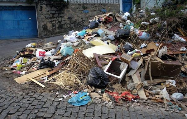 Vrzea Grande retira 12 toneladas de lixo da regio central da cidade