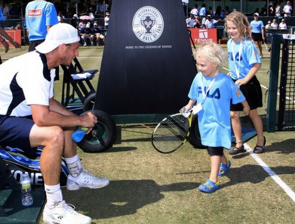 Lleyton Hewitt recebe o carinho dos filhos durante o ATP de Newport