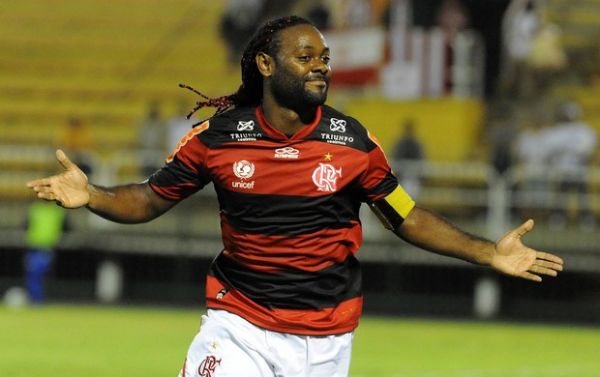 Vagner Love corre para o abrao aps abrir o placar para o Flamengo