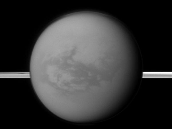Sonda Cassini registra formao de lagoas na Lua de Saturno