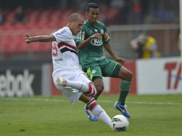Lus Fabiano comemora atuao contra o Palmeiras, mas cobra regularidade do So Paulo