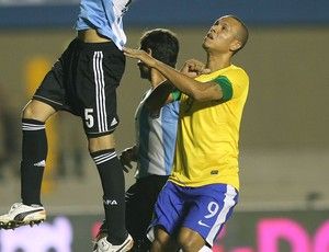 Luis Fabiano se machucou no primeiro duelo com a Argentina e est fora do segundo