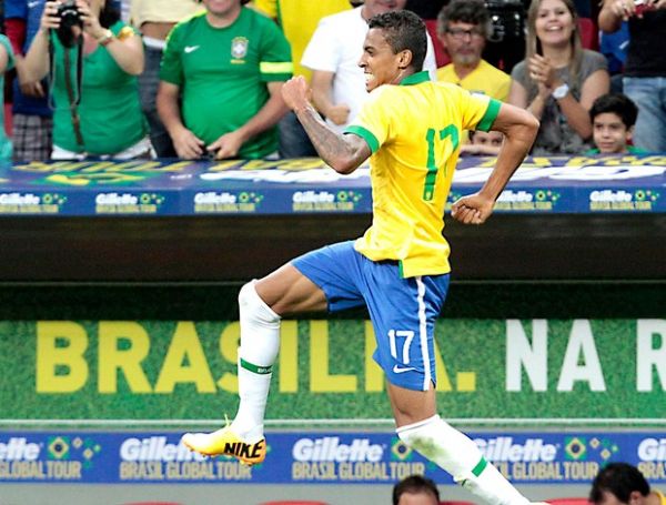 Golao de Luiz Gustavo na vitria do Brasil concorre ao 'gringo' mais bonito