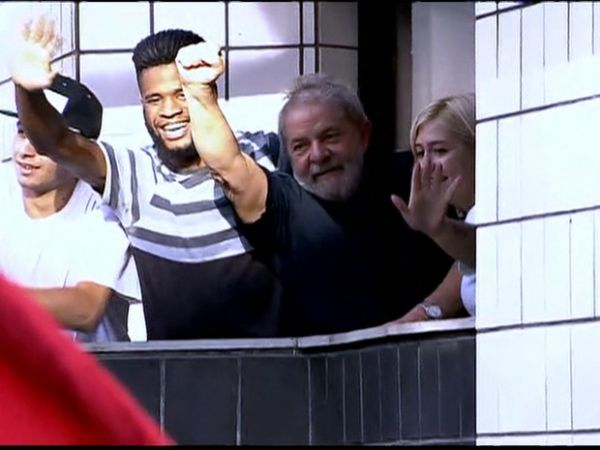 Lula  ovacionado ao voltar para casa aps depor  PF em So Paulo