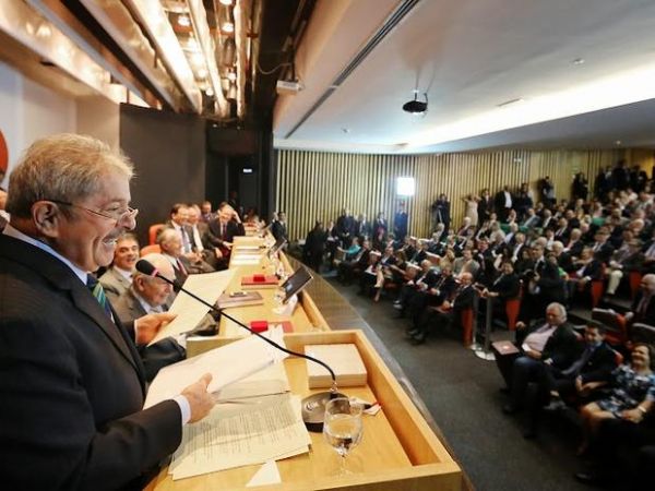 Aps 25 anos da Constituio, Lula justifica voto contrrio do PT