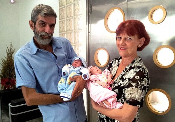 Antnia e Jos posam com os filhos Sofia e Roberto (Foto: Jonatas Oliveira/G1)