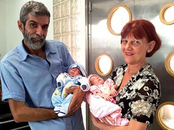 Antnia Letcia Asti e o marido na sada do hospital, em Santos