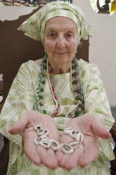Francesa de 90 anos abandona tudo para ser me de santo no Candombl