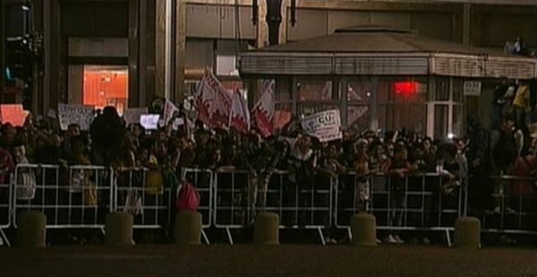 Manifestantes voltam s ruas e chegam  prefeitura de So Paulo