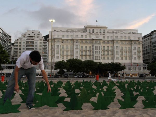 Ato a favor da maconha toma as areias de Copacabana