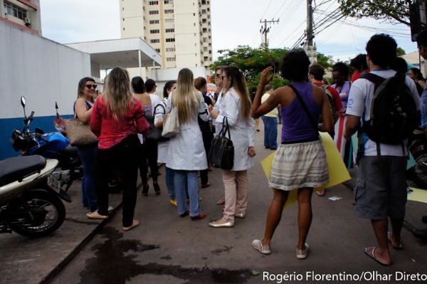 Mdicos decidem manter greve em Cuiab; Mendes s negocia com volta ao trabalho