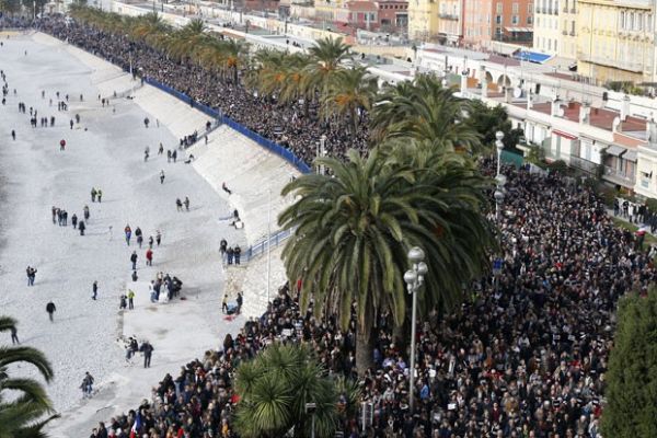 Milhares de pessoas participaram neste sbado de uma marcha em Nice em memria s vtimas dos ataques terroristas dos ltimos dias na Frana.