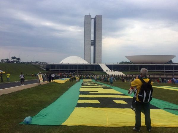 Manifestantes pedem impeachment de Dilma em protesto na Esplanada
