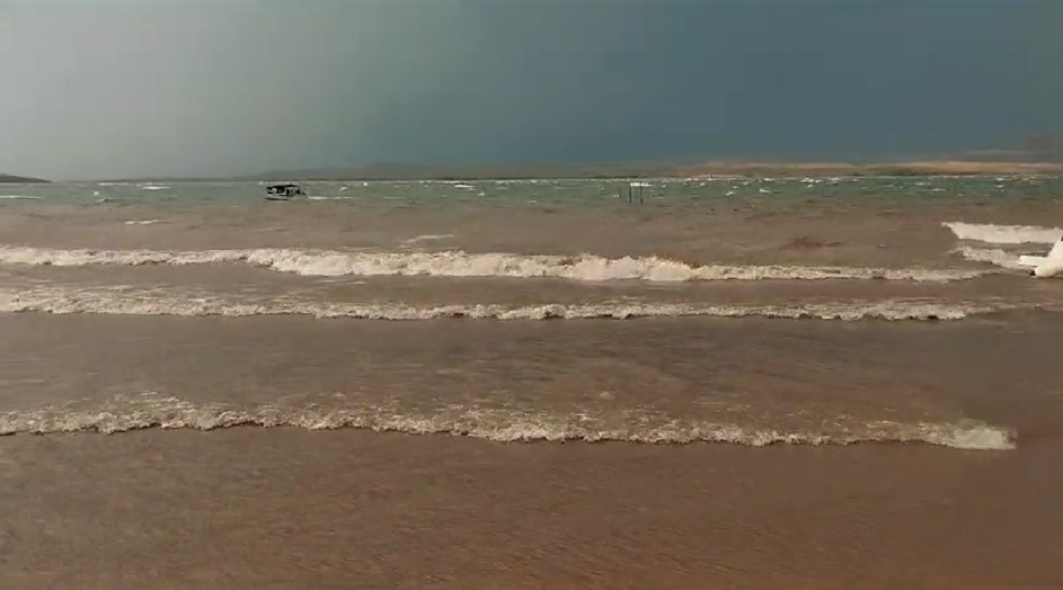 Ventania forma ondas, atinge barco e derruba quatro pessoas no lago do Manso