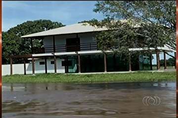 Manses so construdas 'dentro' do rio Araguaia; uma  de deputado