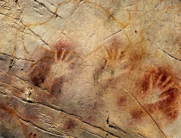 Marcas de mos foram encontradas na caverna de El Castillo, na Espanha. A arte rupestre foi considerada uma das mais antigas do mundo, com 40.800 anos