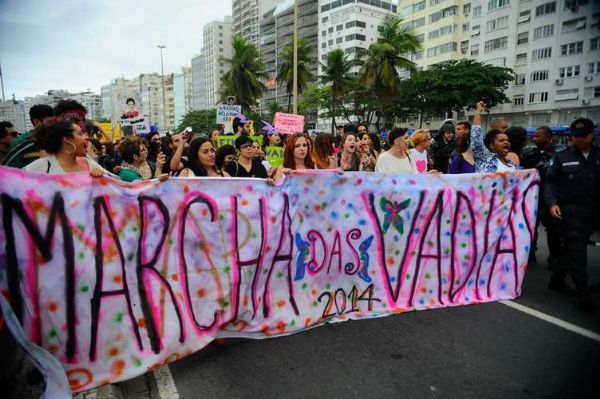 Centenas de ativistas fazem Marcha das Vadias em Copacabana