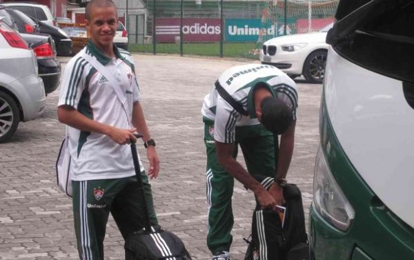 Marcos Jnior sorri antes de entra no nibus tricolor: atacante de 19 anos foi inscrito na Libertadores e est relacionado para a partida contra o Internacional