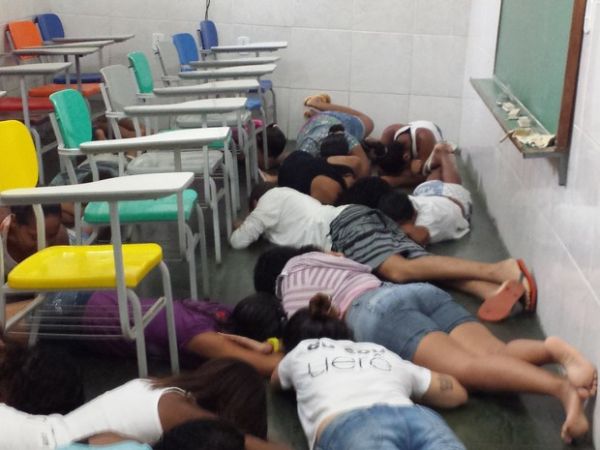 Violncia na Mar, Rio, deixa 2 mil alunos da rede municipal sem aula