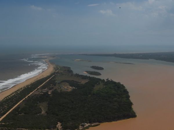 Rejeito de barragem da Samarco comea a atingir o mar do ES