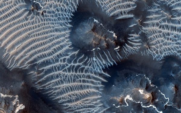Sonda da Nasa registra cnions com dunas formadas por ferro em Marte