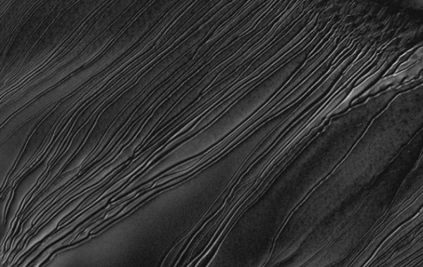 Gelo seco pode ter gerado sulcos em dunas de Marte, diz Nasa