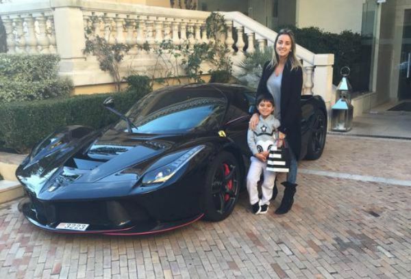 Felipe Massa posta foto da esposa Raffaela Massa e do filho Felipinho ao lado de uma Ferrari