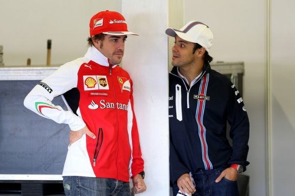 Fernando Alonso e Felipe Massa conversando no GP da Inglaterra, em julho