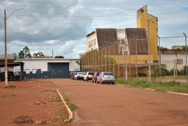 Mulher  presa com explosivos que seriam usados para detonar muro de penitenciria