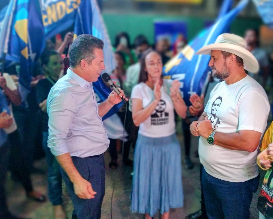 Mauro, WF e apoiadores assistem entrevista do presidente ao Jornal Nacional em telo de 'QG do Bolsonaro' em Cuiab