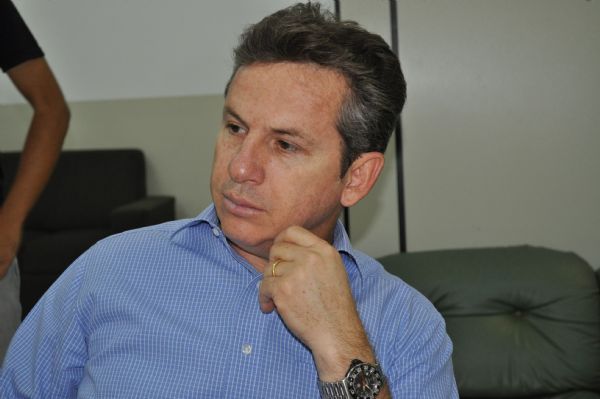 Mauro Mendes afasta 10 servidores suspeitos de fraudar IPTU em Cuiab