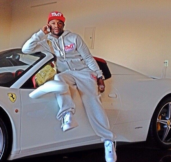 Floyd Mayweather posa com Ferrari e diz: 'No fique bravo, consiga dinheiro'