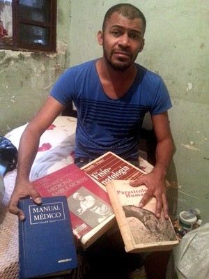 Com livros achados no lixo, morador do DF aprende a ler e se torna mdico